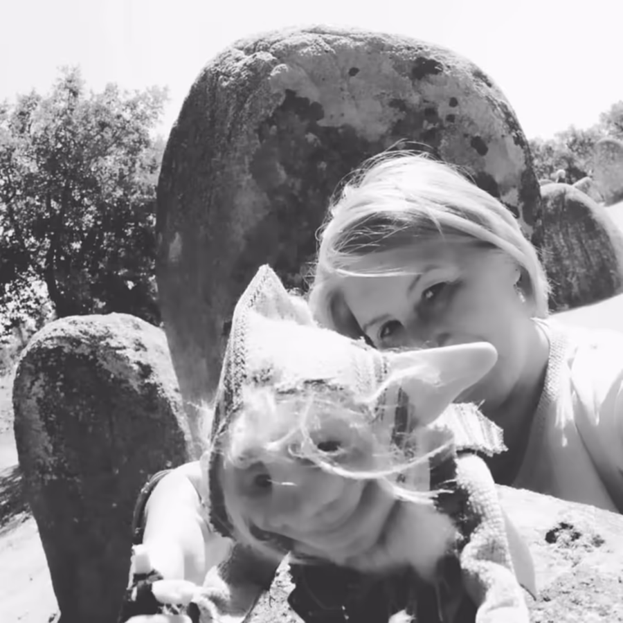 Carmen con un Magikito en blanco y negro