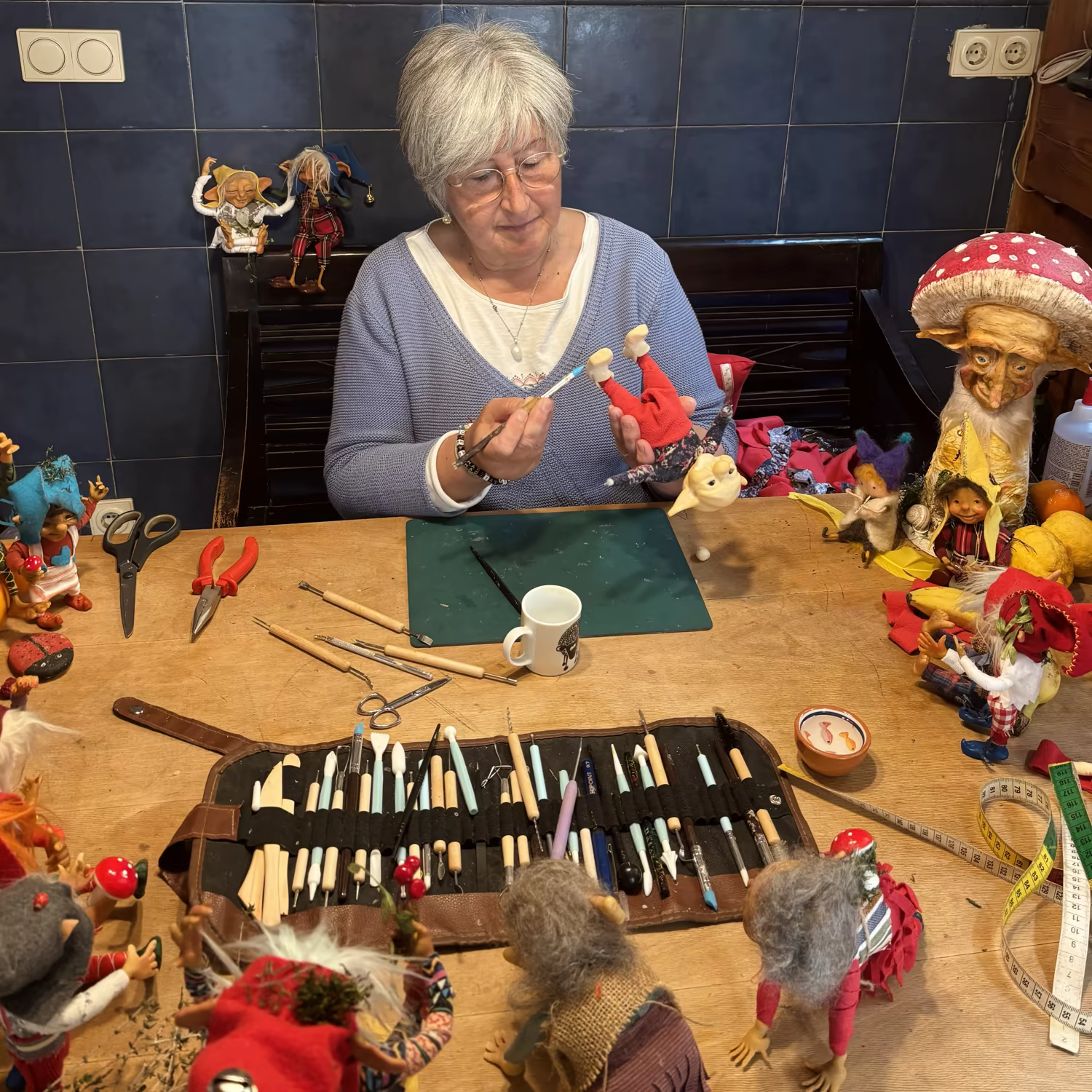 Carmen Haciendo Duende Rodeada Magikitos