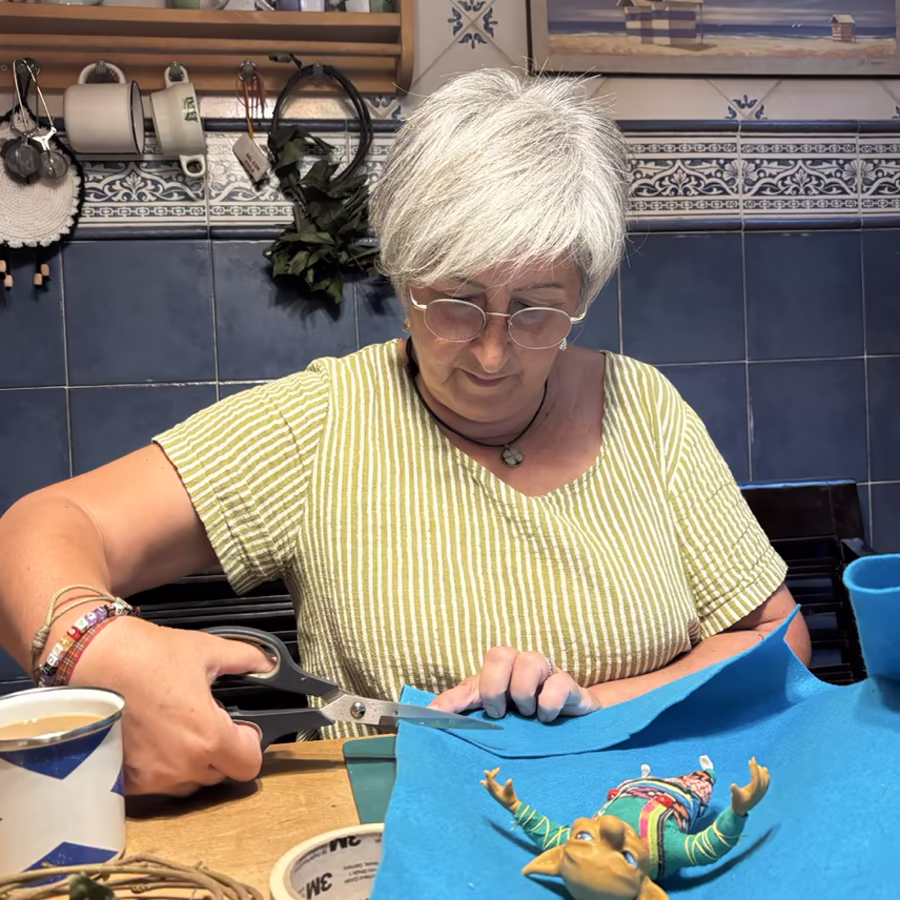 Carmen Recortando Tela Para Gorro De Duende Artesano