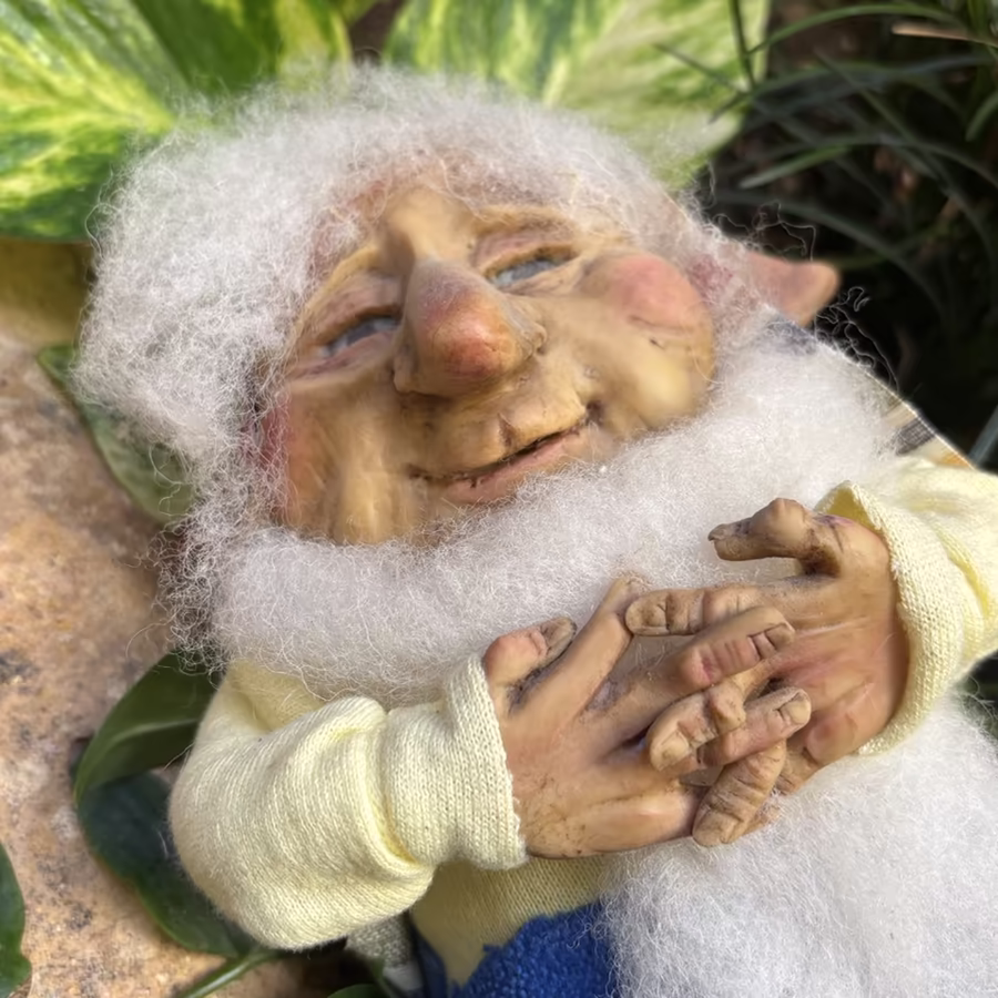 Duende Anciano Dormilon Ojos Entreabiertos Manos Curzadas