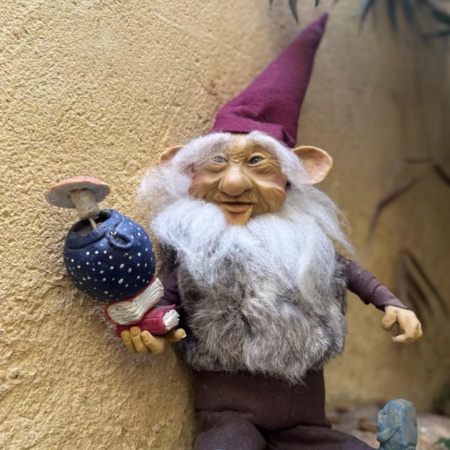 Magikito Bibliotecario Sabio Sentado Saludando Con Mirada