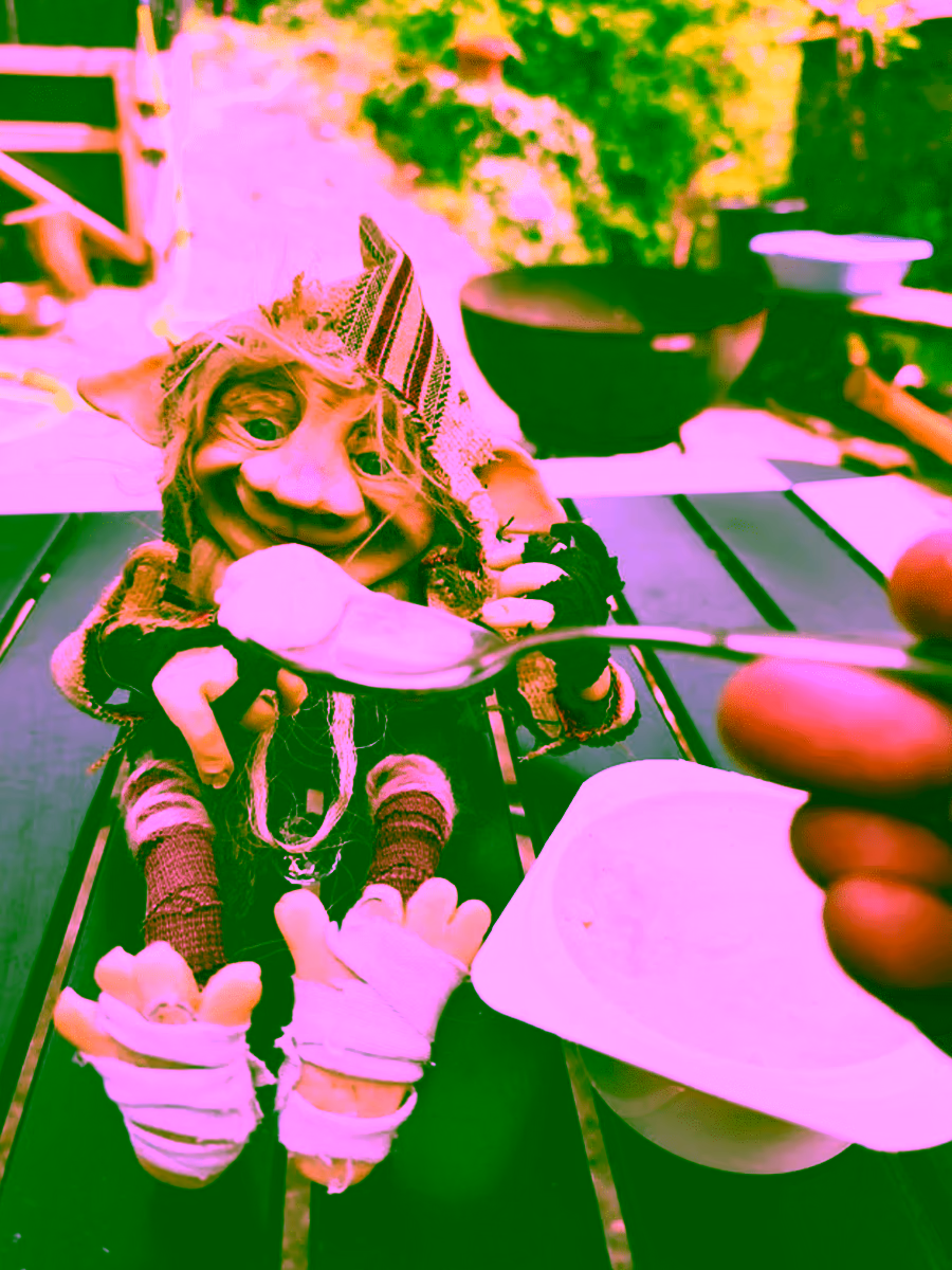 Magikito comiendo yogur mientras Carmen le da la cucharita