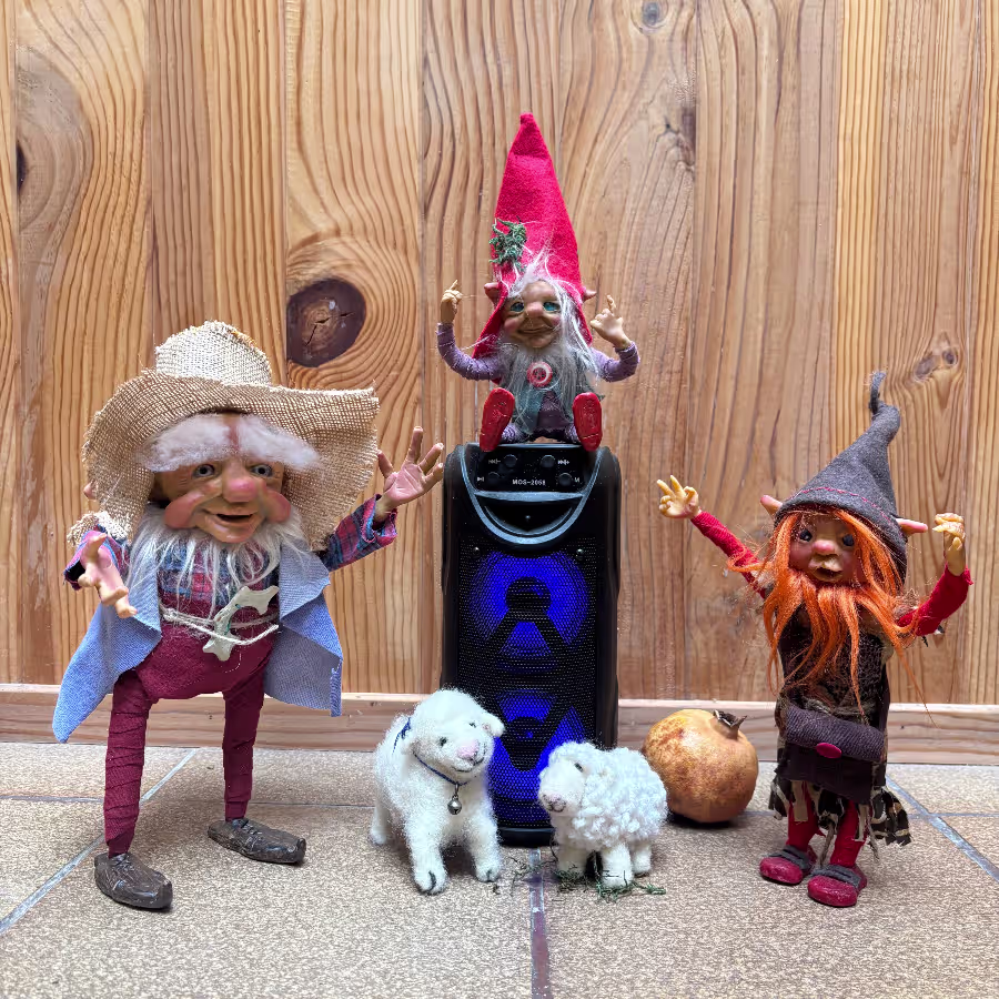 Magikitos escuchando música en el bosque