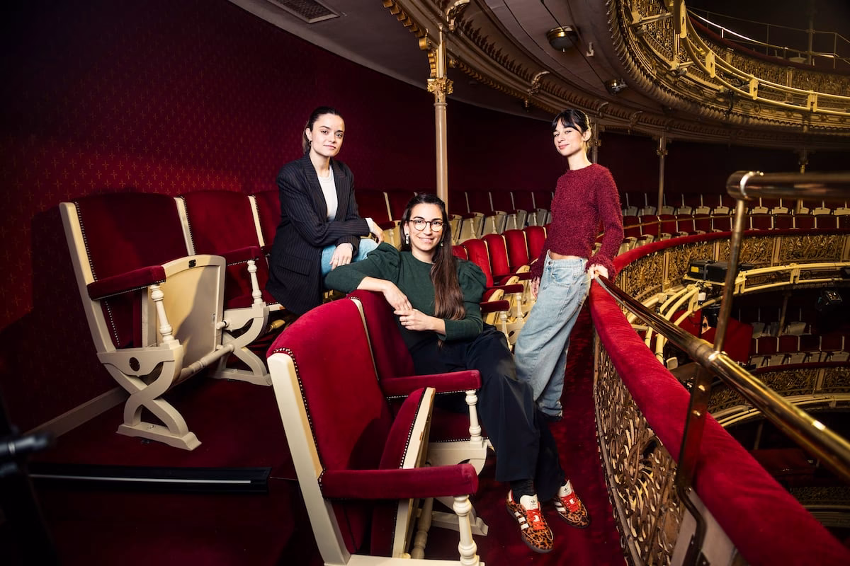 Lorca se pone a signar y el teatro tiembla