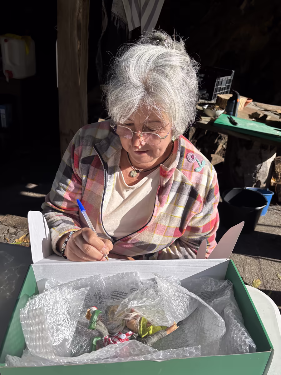 Carmen empaquetando un Magikito con dedicatoria
