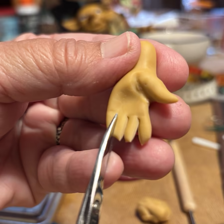 Zoom Cortando Manita Para Hacer Magikito Porcelana